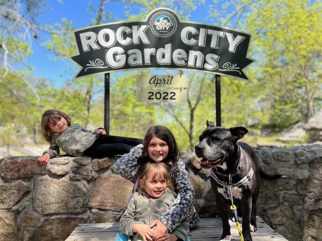 Dip poses with 3 girls in April 2022 at Rock City GA